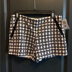 Trina Turk 
Size 6 
Shorts 
Graphic design 
Black and White